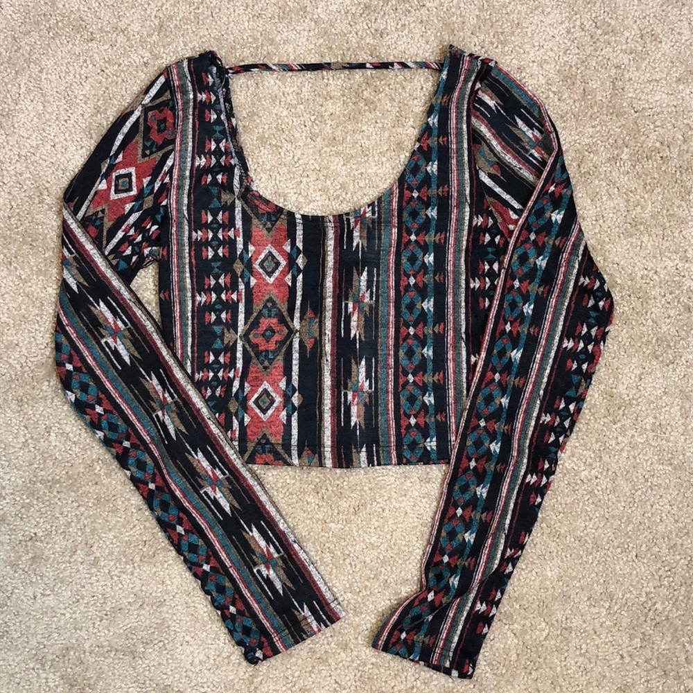 NWT‼️ Cute Design Long-Sleeve Crop Top